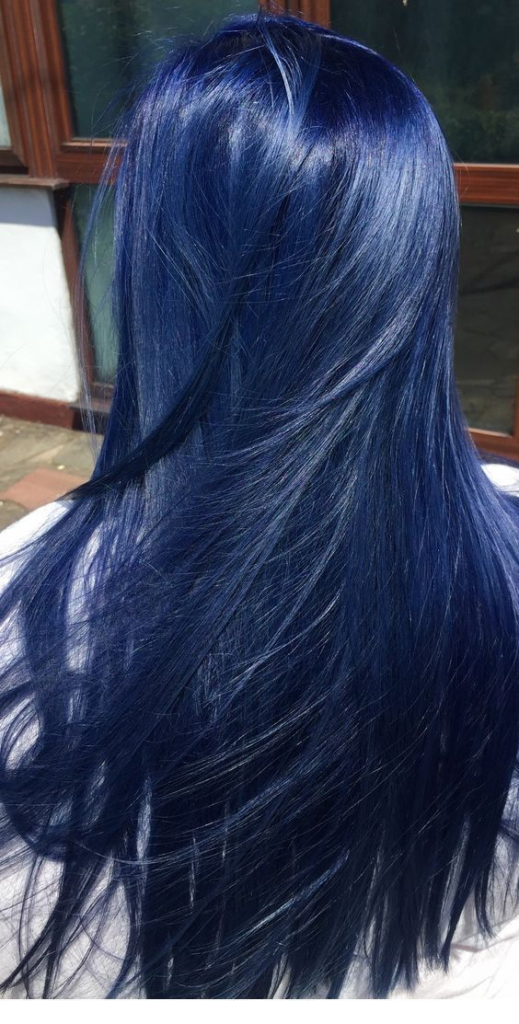 Capelli lunghi con effetto spettinato di colore blu