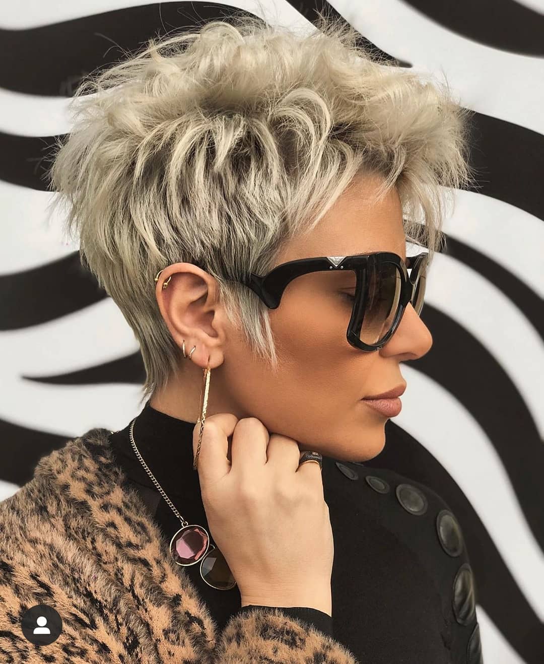 Pixie cut asimmetrico mosso biondo su base scura