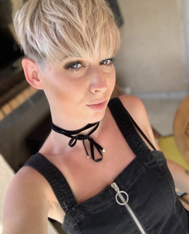 Pixie cut rasato su lati