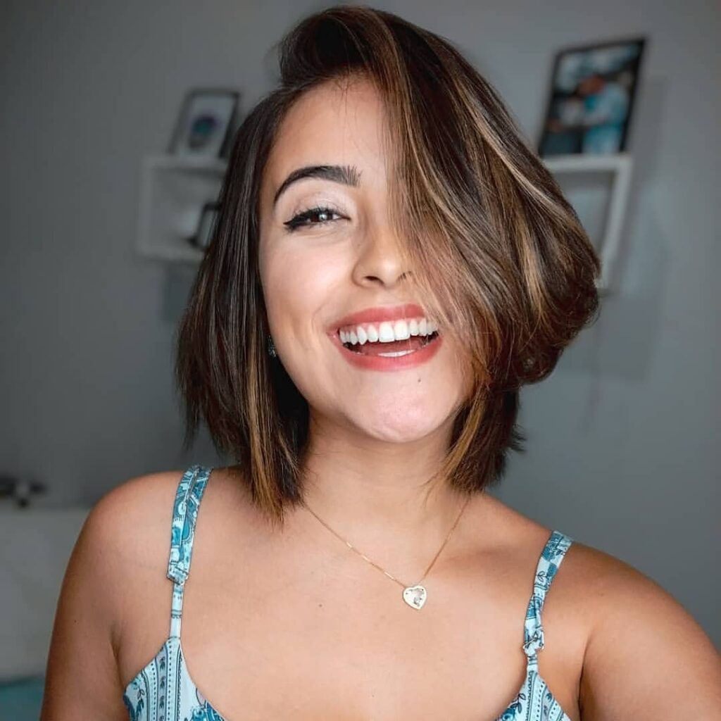 caschetto-asimmetrico-con-riga-laterale-effetto-messy