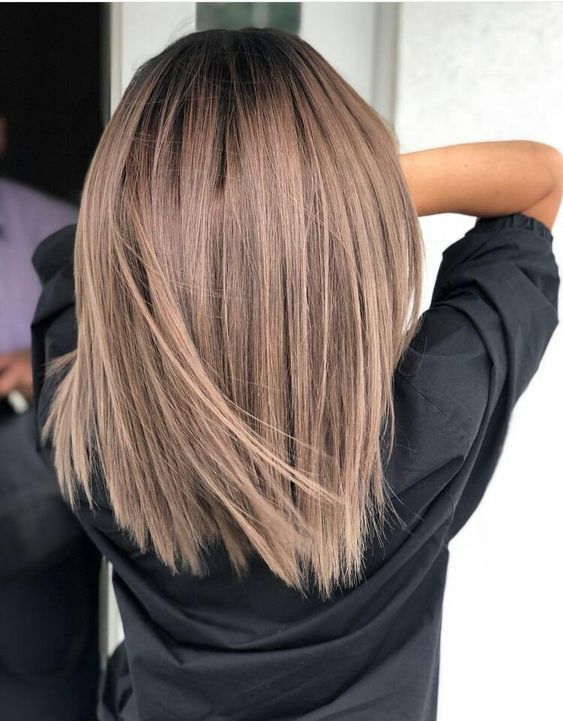 Bob di media lunghezza con styling ultra liscio