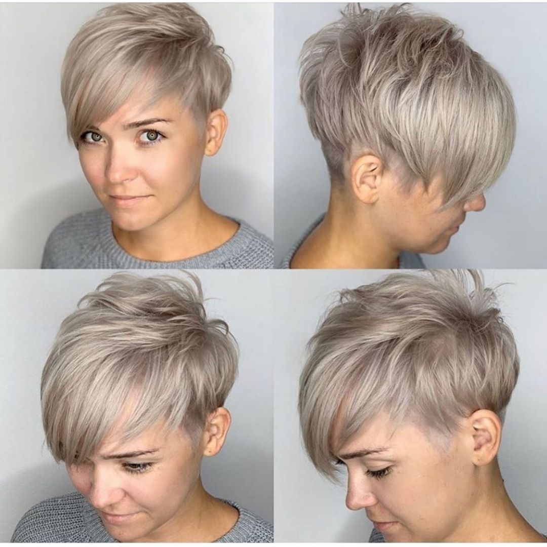Pixie cut asimmetrico con ciuffo sulla fronte styling liscio e colore biondo cenere