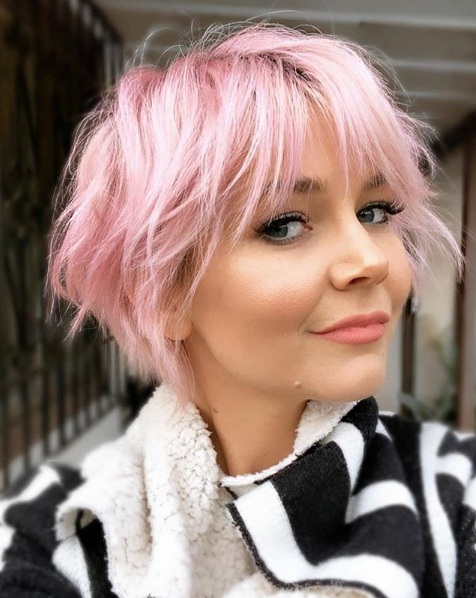 Taglio bob cortissimo in pink con frangia