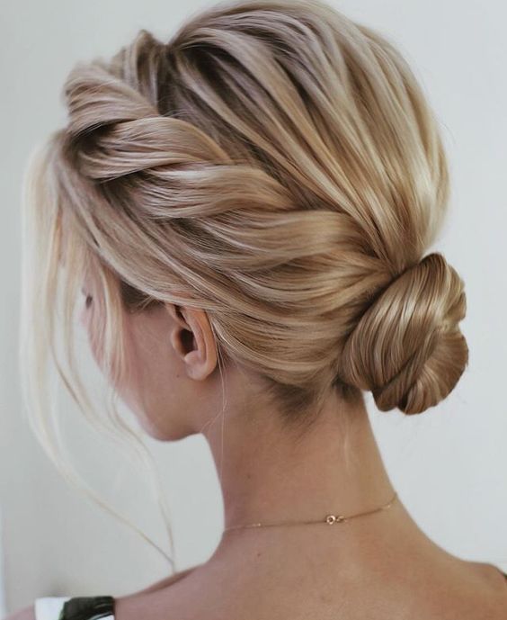 Acconciatura con treccia e chignon basso semplice ma elegante