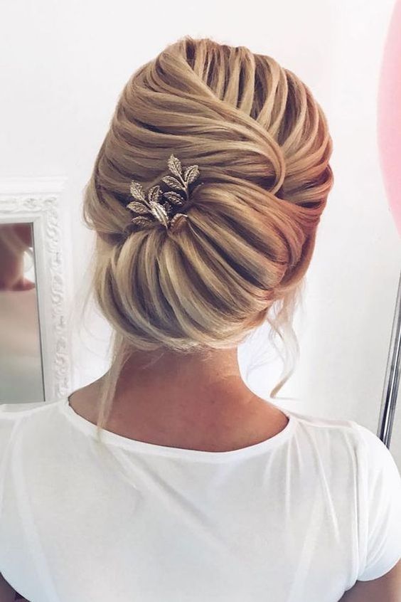 Acconciatura con chignon e accessori per spose