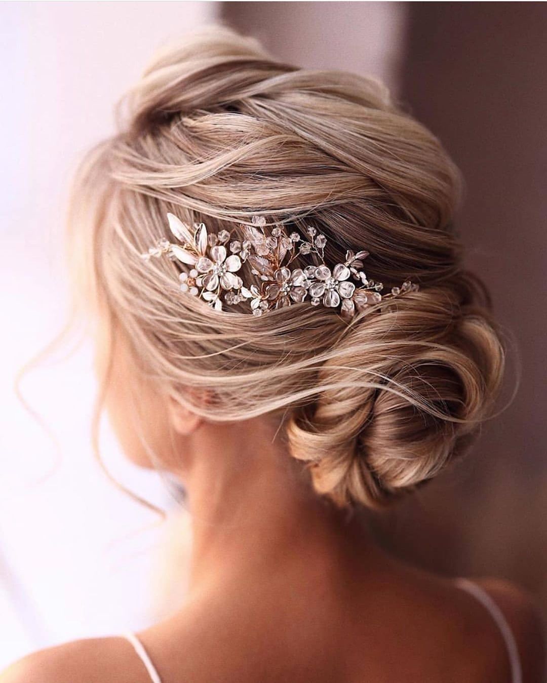 Acconciatura con chignon basso per spose