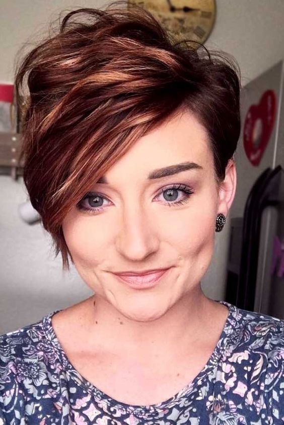 Capelli corti pixie castani con ciuffo e sfumature bionde