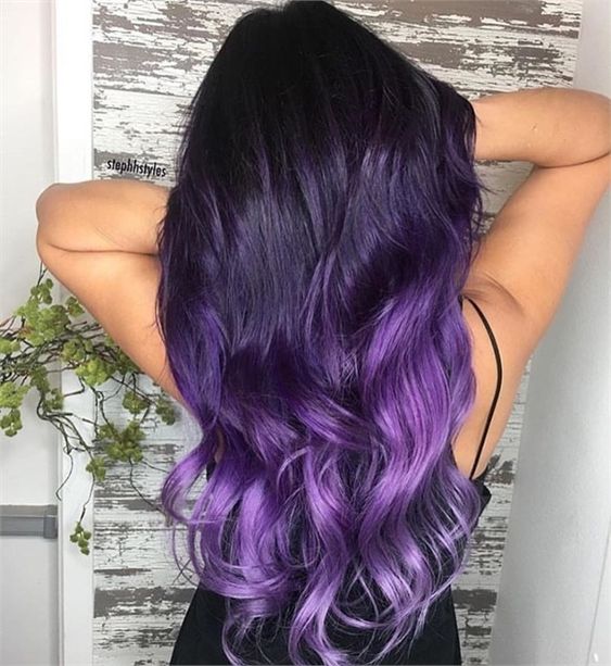 Capelli lunghi ondulati viola