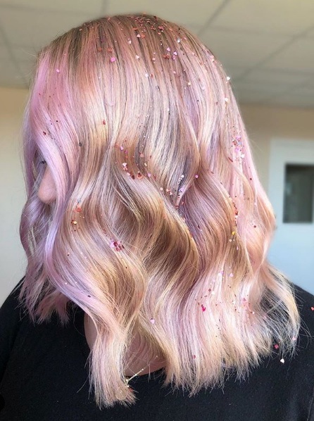 Capelli media lunghezza biondi con decori e sfumature pink