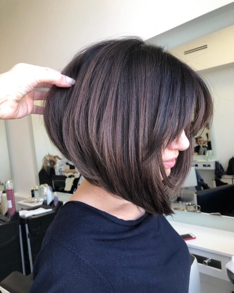 Caschetto bob corto e schic con sfumature blu