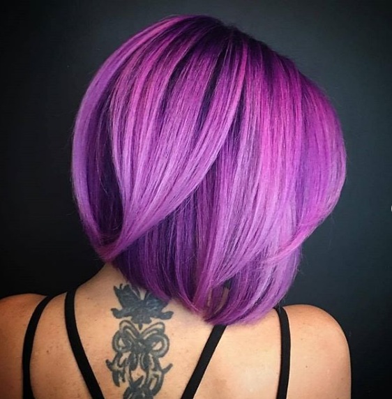 Caschetto lungo con capelli lisci e colorazione viola