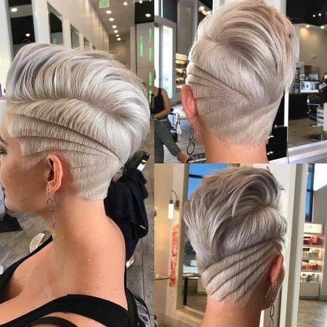 Pixie cut asimmetrico con scala laterale color biondo ghiaccio