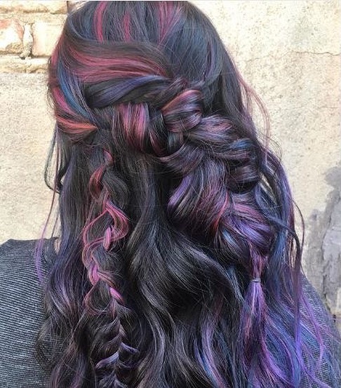 Capelli lunghi con treccie e ciuffi viola e blu