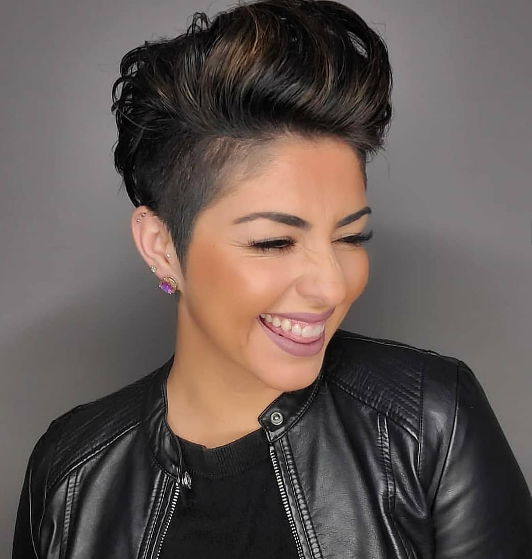 Pixie cut con ciuffo a banana, in stile Elvis Presley