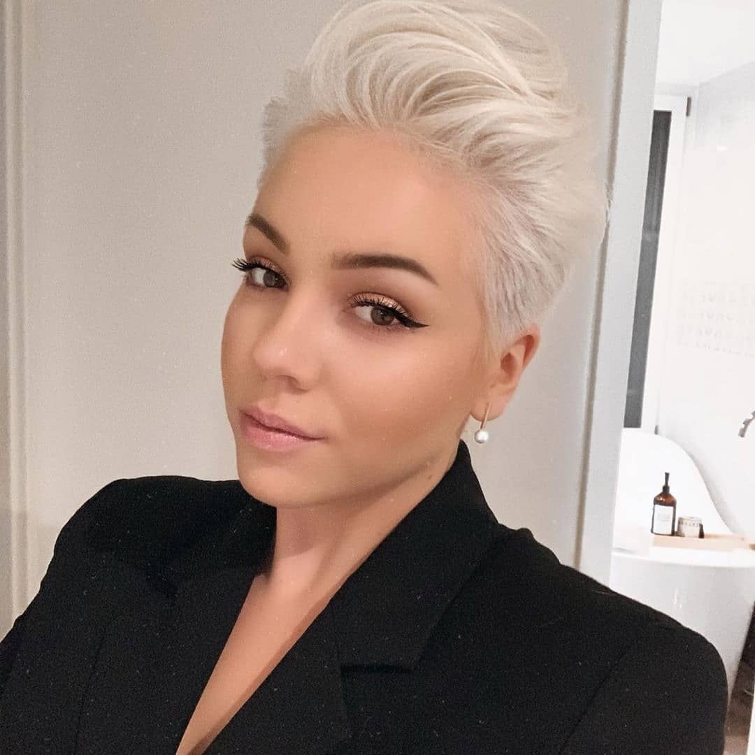 Pixie cut con ciuffo voluminoso biondo platino