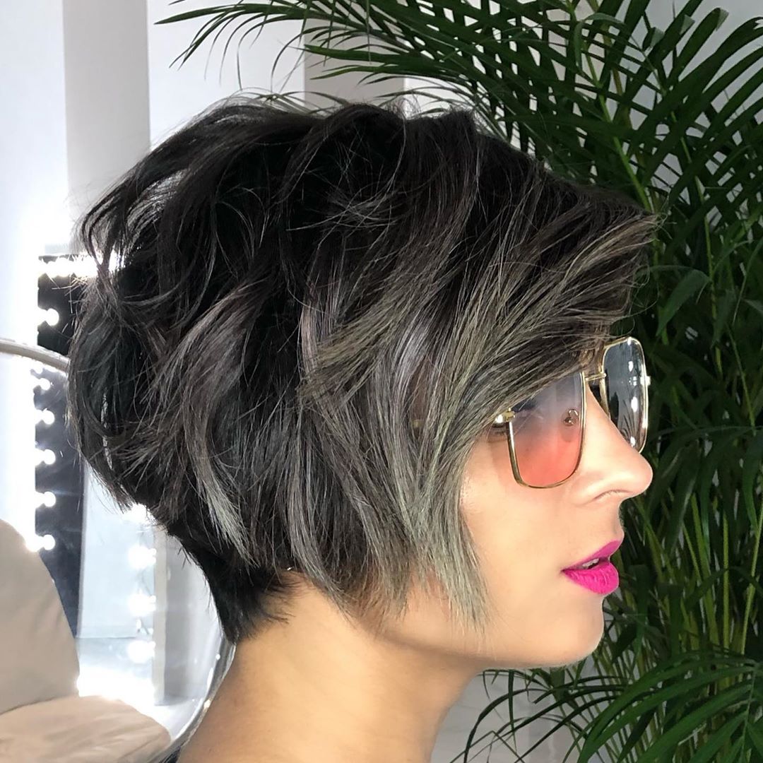 Pixie cut asimmetrico con balayage chiaro su base scura