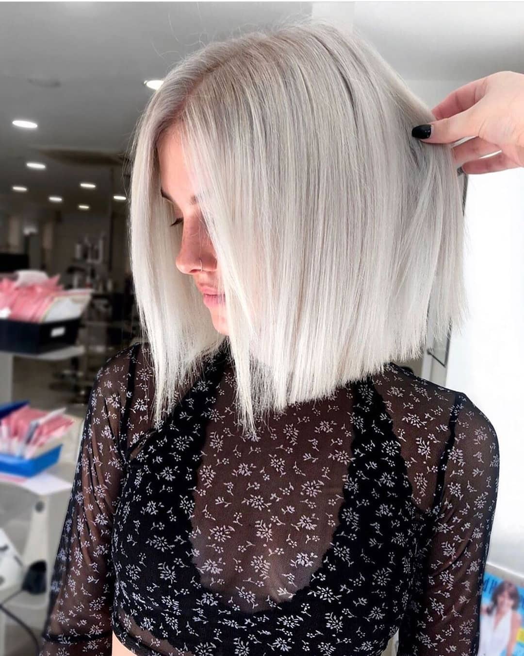 Bob con styling liscio e divisa nel mezzo biondo ghiaccio