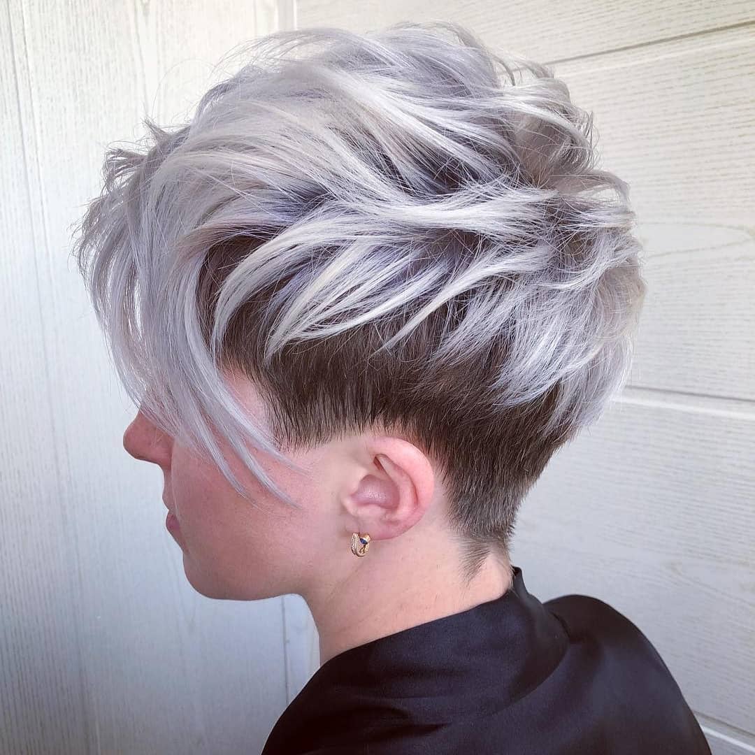Pixie cut asimmetrico silver con base scura