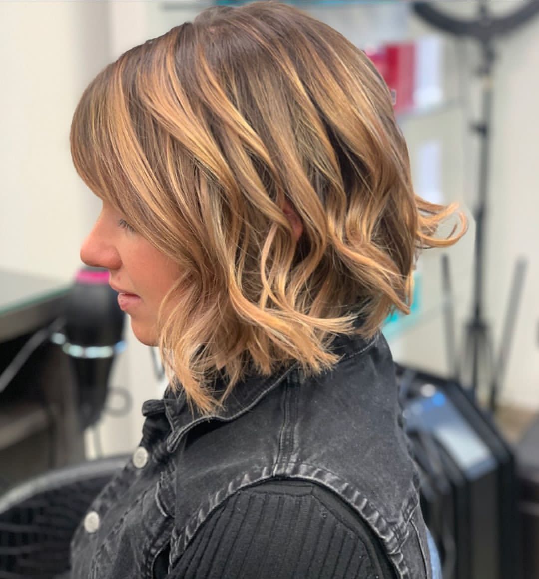 Bob con styling mosso e balayage caramello