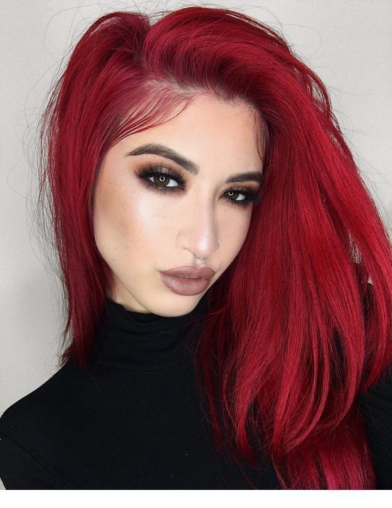 Capelli lunghi e leggermente mossi rosso mogano con divisa laterale