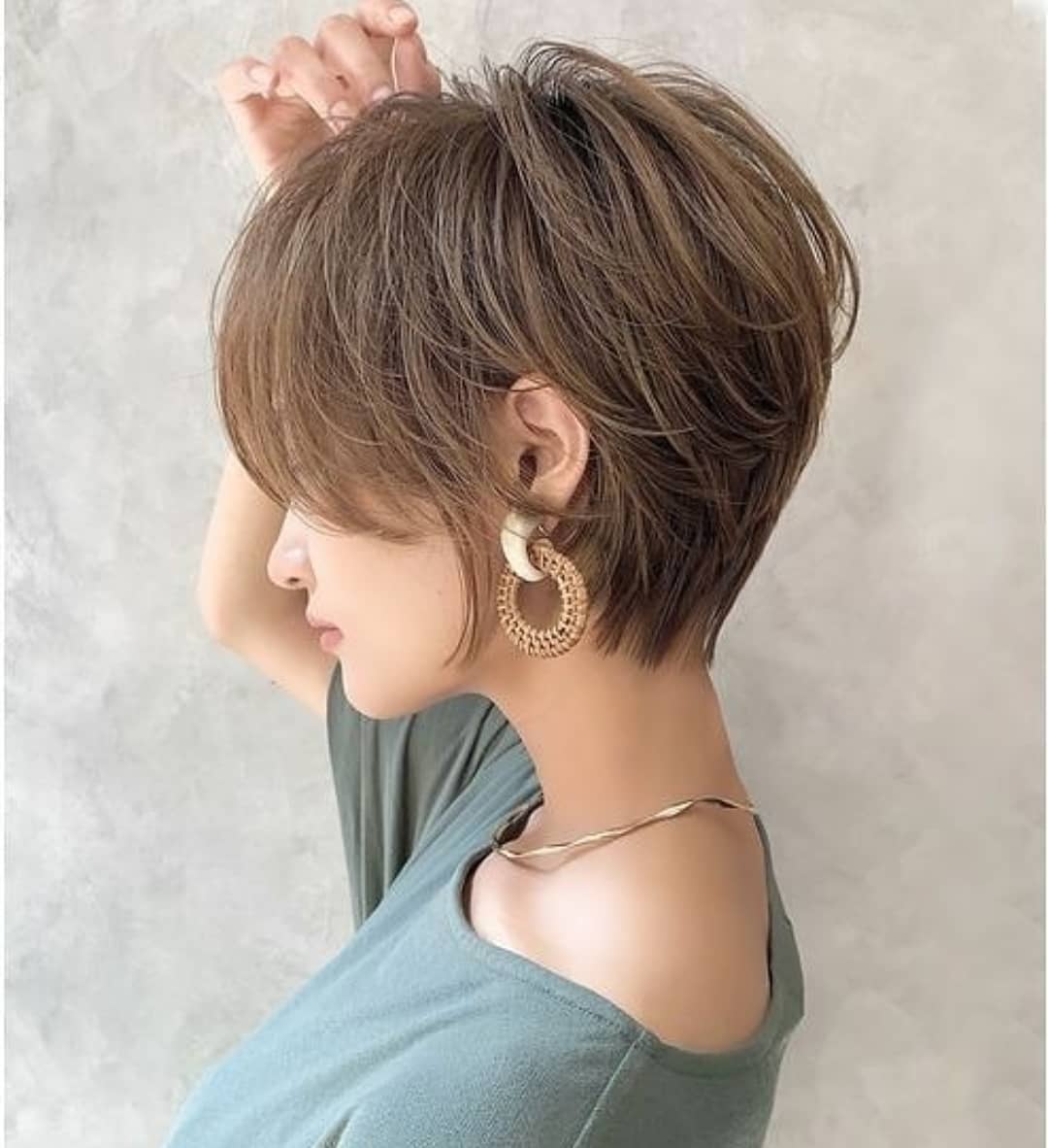 Pixie cut liscio maxi volume con ciuffi di varia lunghezza ad incorniciare il volto