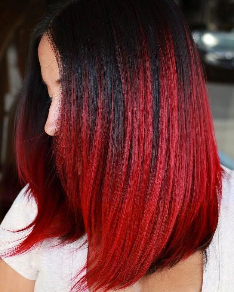 Capelli di media lunghezza lisci con shatush rosso su base scura