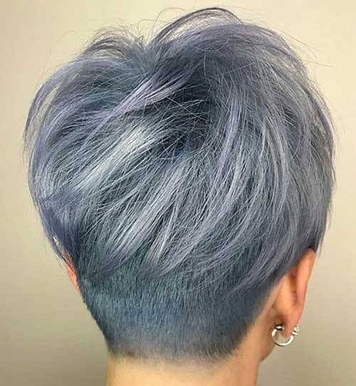 Pixie cut cortissimo silver scuro con un tocco di blu