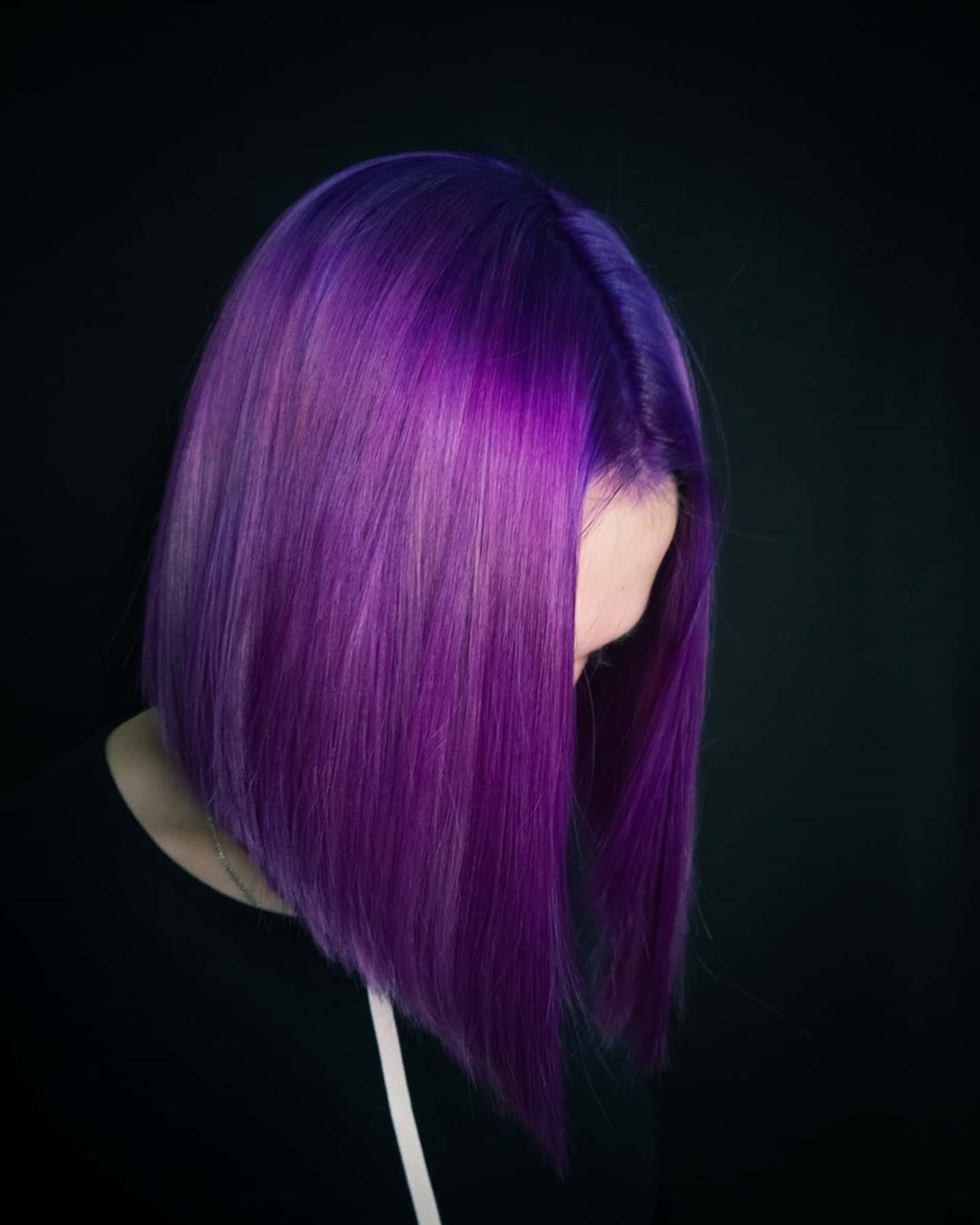 Bob liscio con balayage viola ultra luminoso