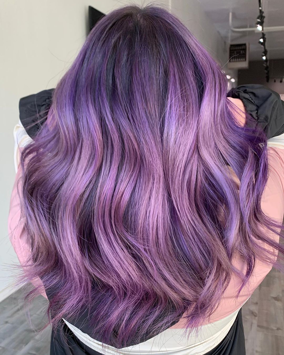 Capelli lunghi mossi con balayage viola melanzana
