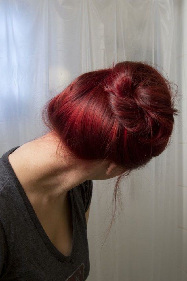 Capelli lunghi color burgundy raccolti con chignon morbido