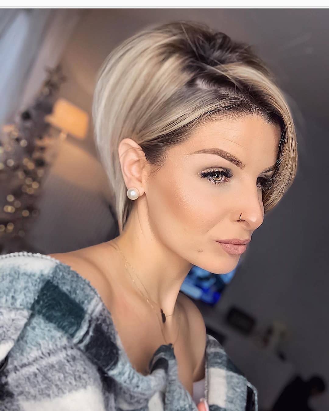 Pixie cut liscio con balayage biondo su base castana e ciuffo laterale