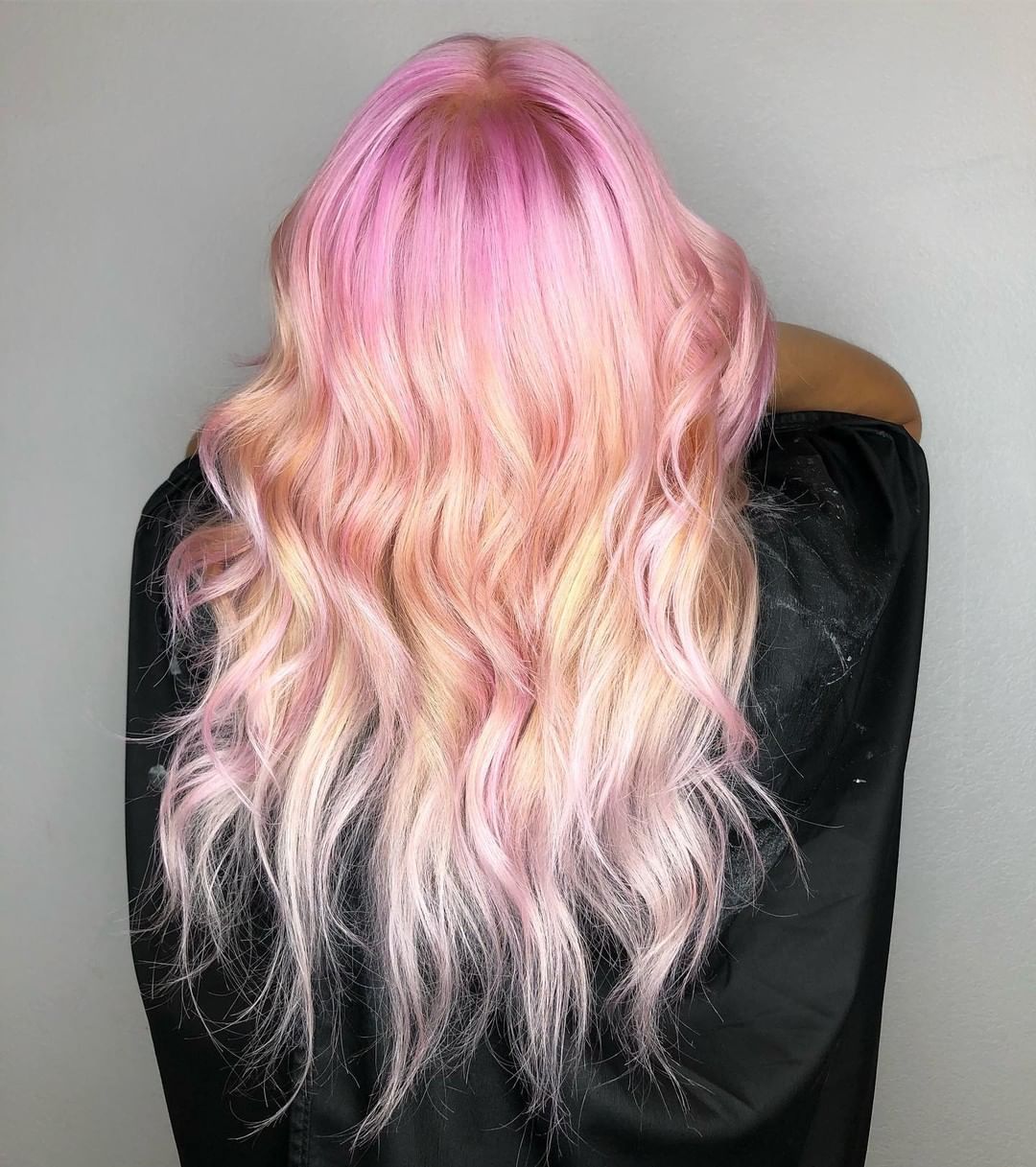 Capelli biondi con sfumature rosa, per una chioma come zucchero filato