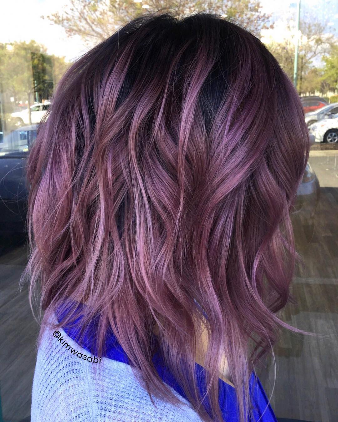 Capelli medi e mossi con colore complesso, viola e con sfumature luminose