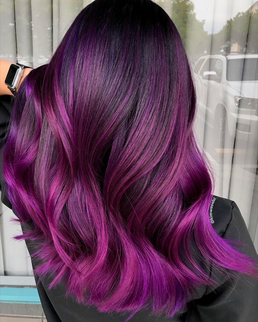 Capelli lunghi con balayage viola ultra luminoso