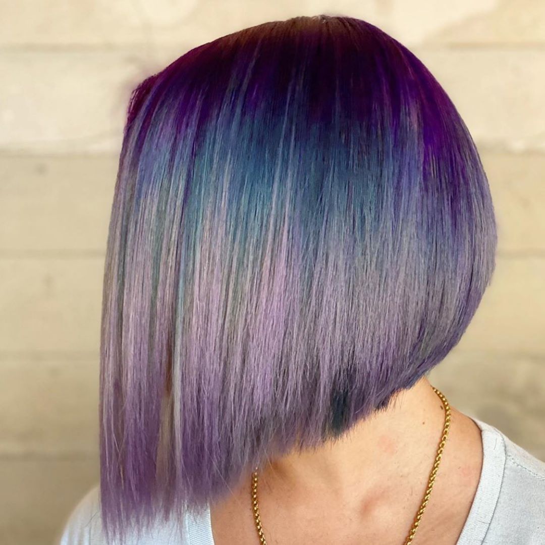 Bob più lungo sul davanti con sfumature viola e blu