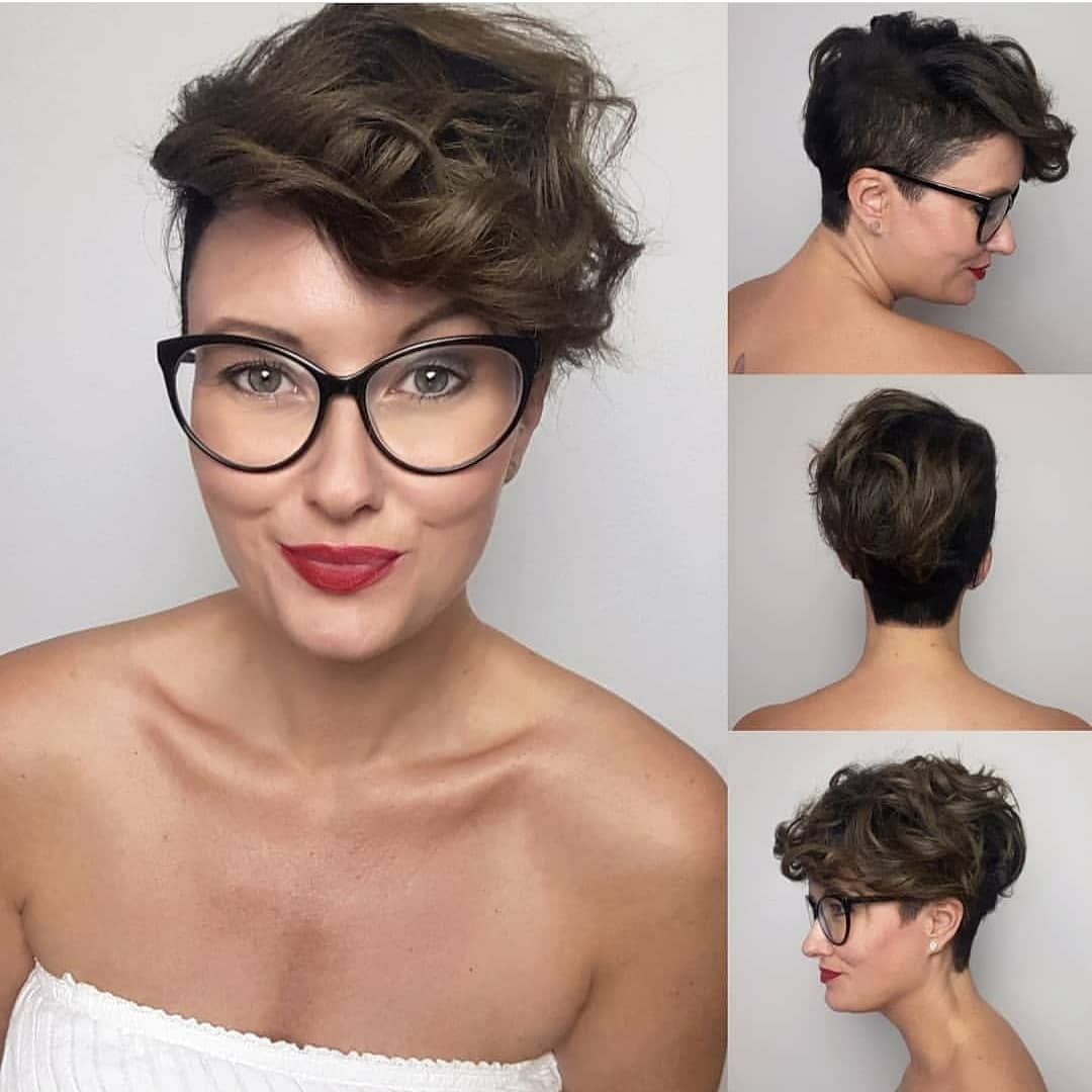 Pixie cut su capelli ricci con rasatura laterale, in un bel color cioccolato