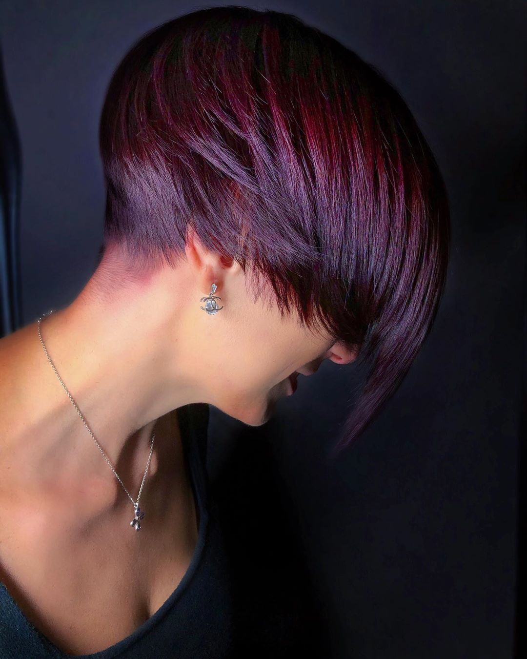 Pixie cut asimmetrico con balayage rosso violaceo