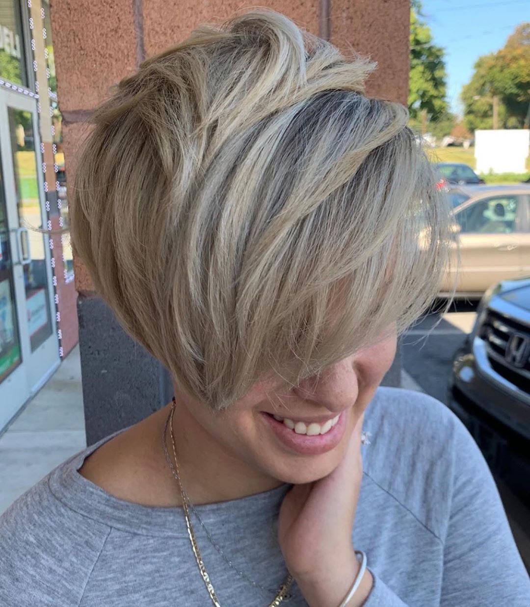 Pixie undercut spettinato con lungo ciuffo sul davanti color biondo cenere