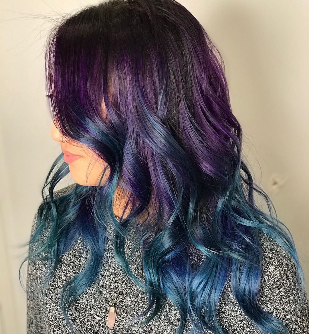 Lunga chioma di capelli mossi viola e blu