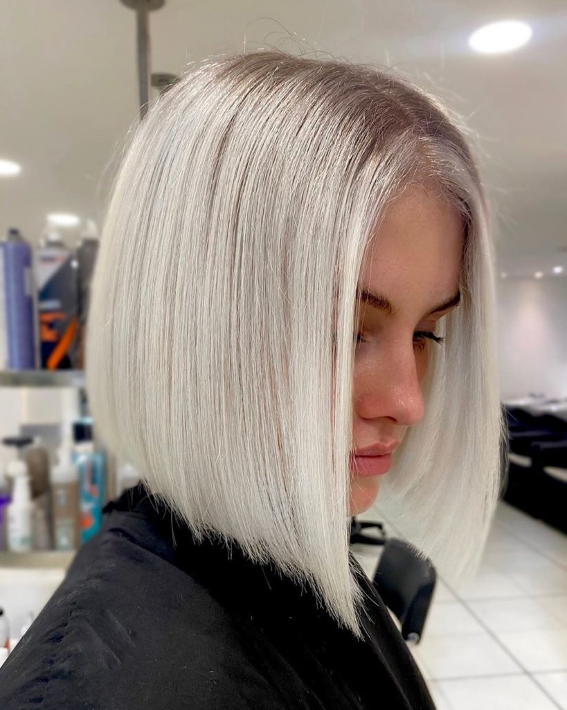 Bob smussato con taglio netto e riga nel mezzo color biondo tendente al bianco
