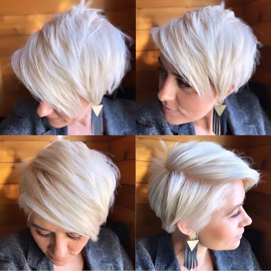 Pixie cut con styling liscio, riga laterale e maxi ciuffo color biondo quasi bianco