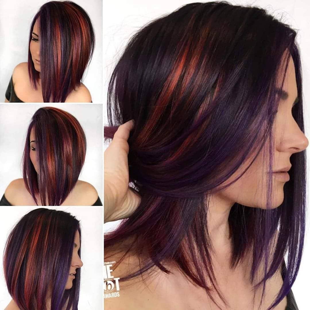 Capelli medi con riga laterale e lungo ciuffo sul viso con balayage rosso violaceo su base castana