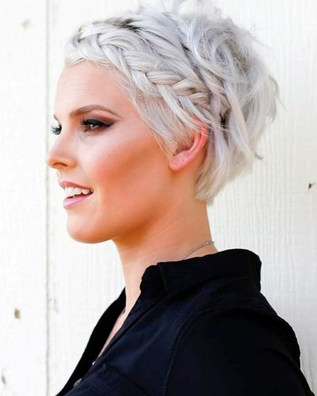 Capelli corti, biondo quasi bianco, con treccia laterale