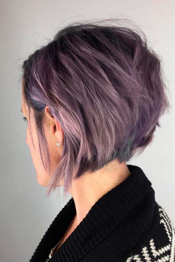 Taglio cortissimo bob sbarazzino su colore sfumato tra grigio e viola