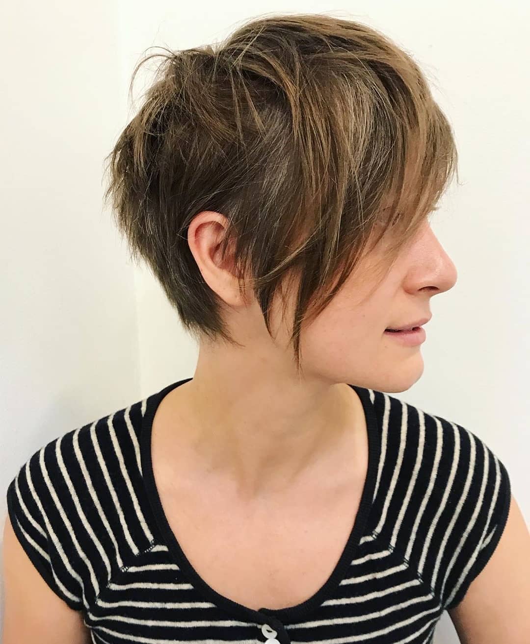 Taglio corto con ciuffo a schiaffo per un look spettinato e glamour