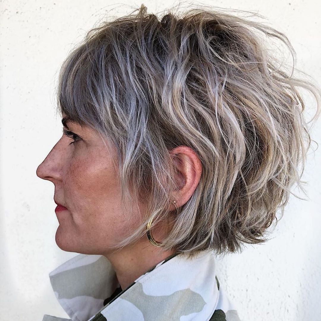 Taglio corto spettinato e wavy