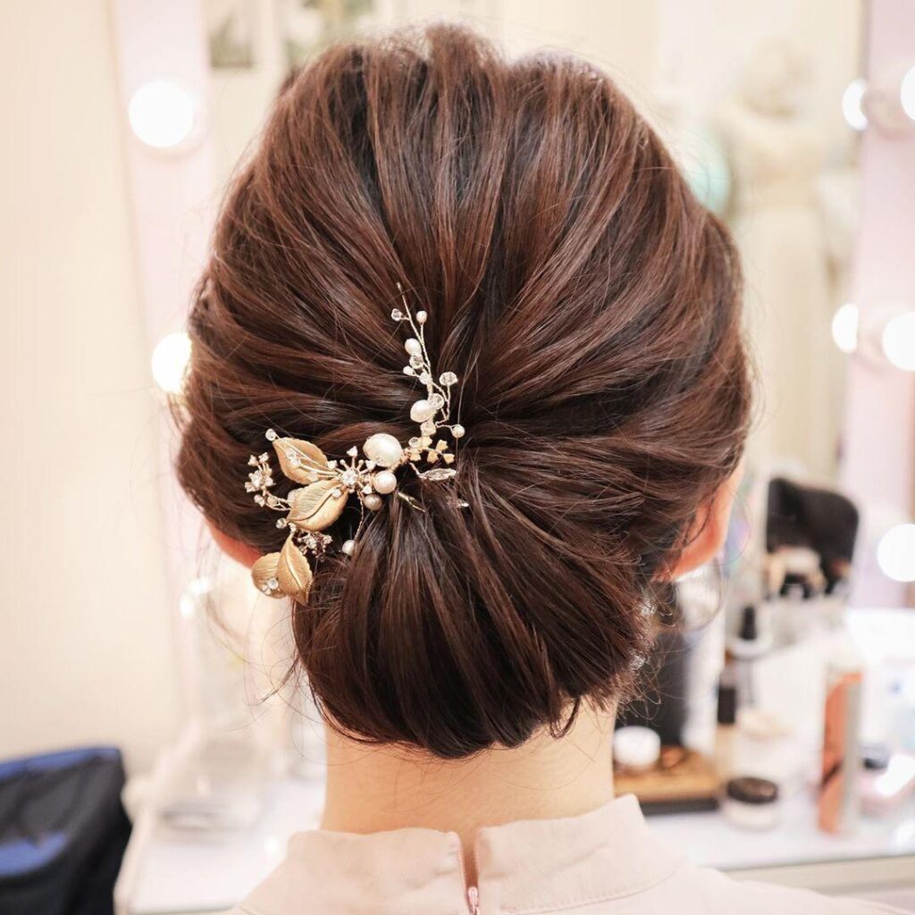 Acconciatura capelli raccolti per sposa
