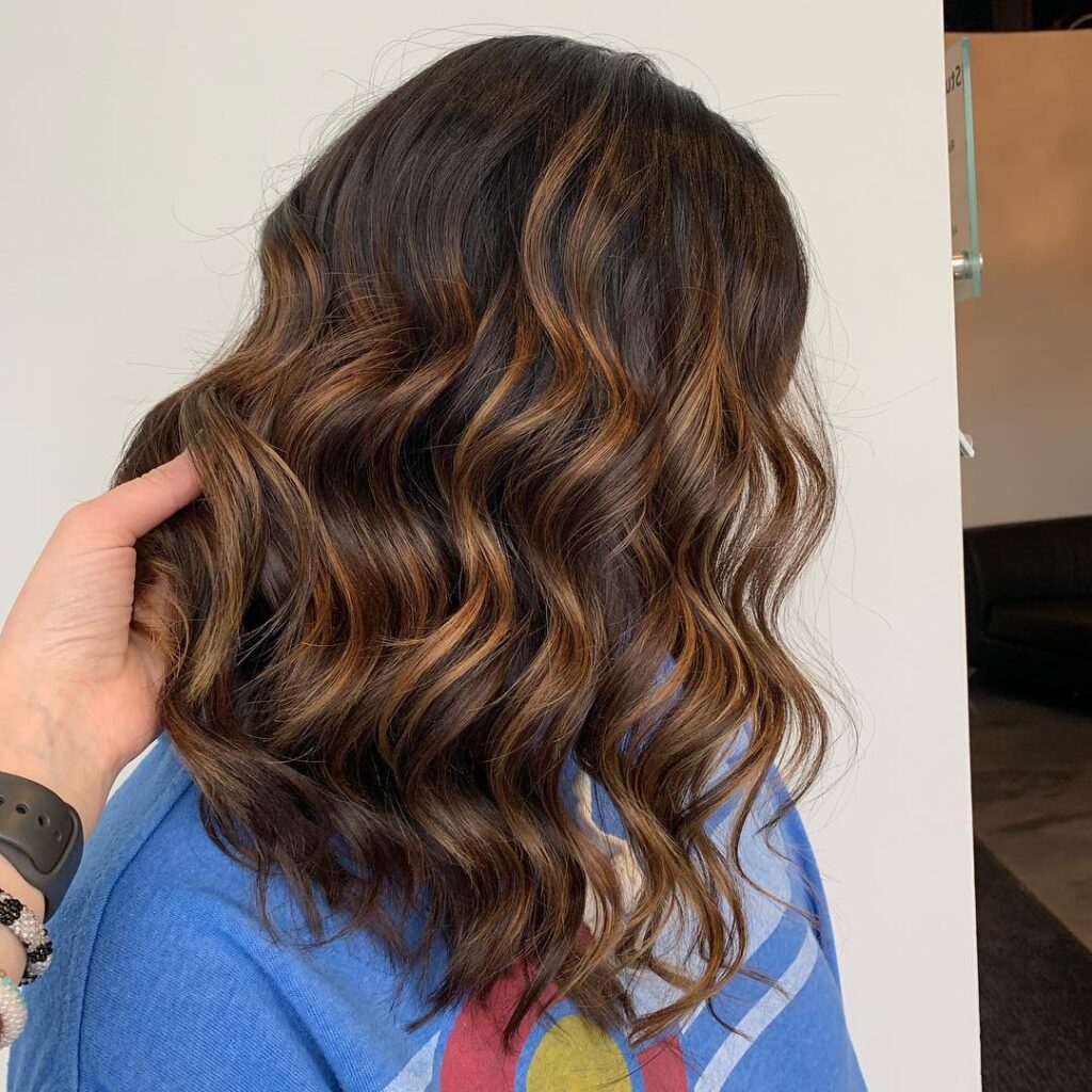 Balayage con base castano scuro