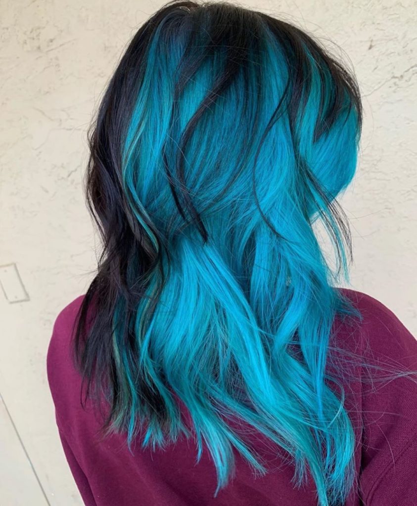 Capelli colorati nero-turchese