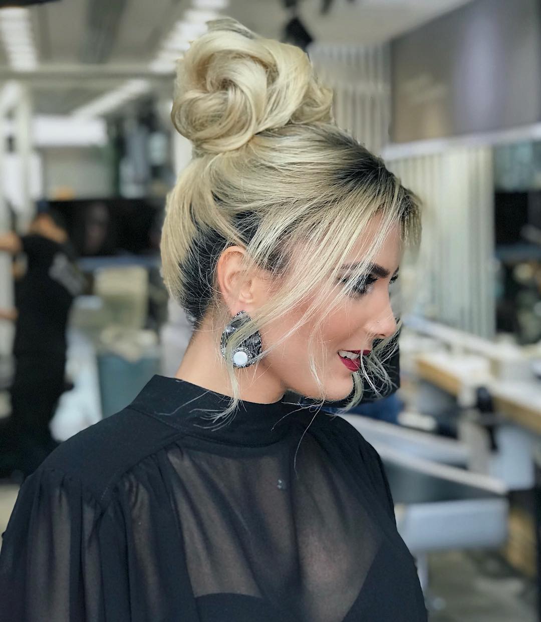 Chignon moderno biondo platino